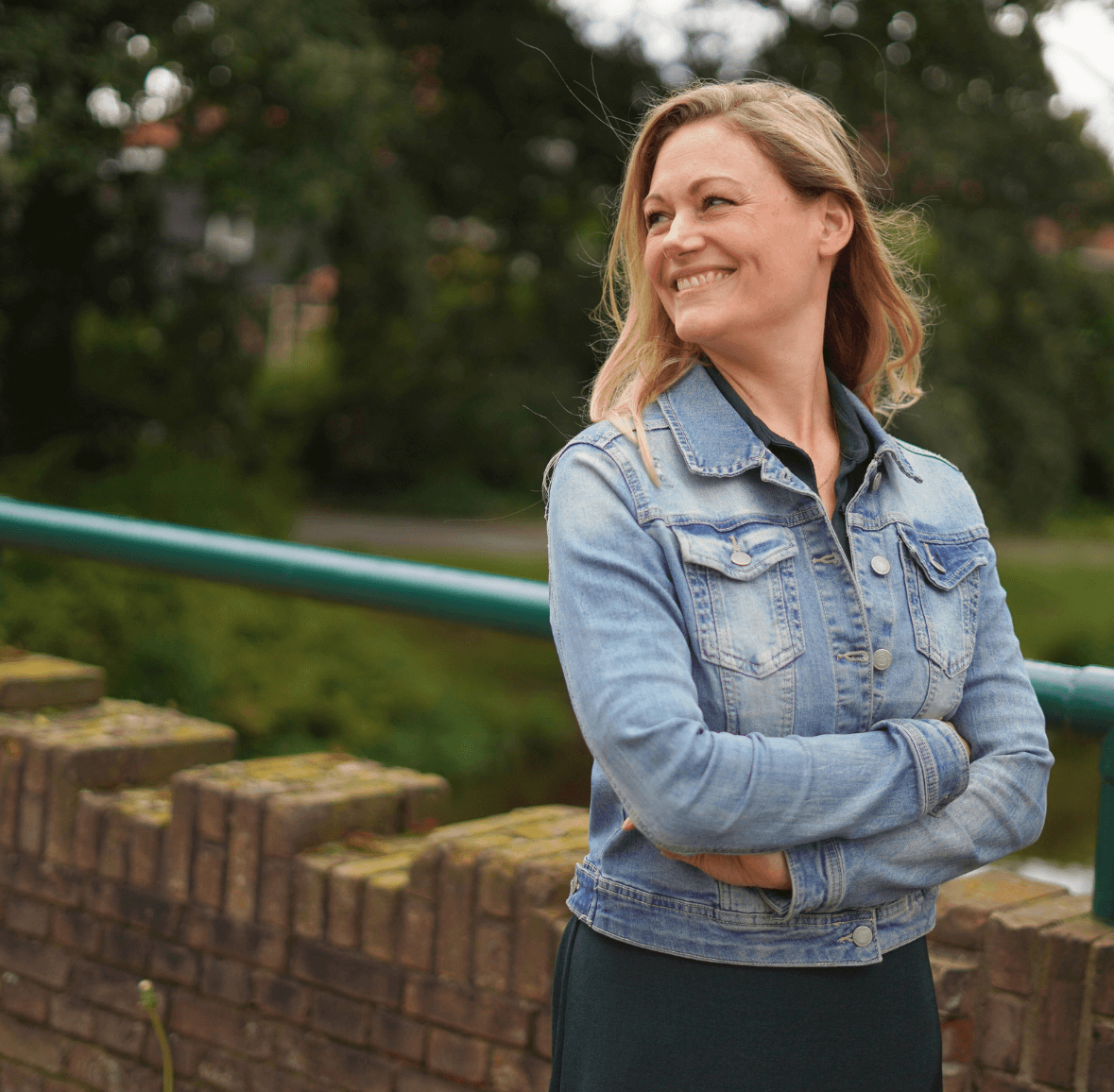 Vrouw kijkt glimlachend richting vacatureoverzicht – SMS Intermediair, recruitmentbureau in de creatieve industrie