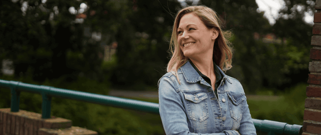 Professionele vrouw die symbool staat voor creativiteit en groei binnen design vacatures in de creatieve sector.